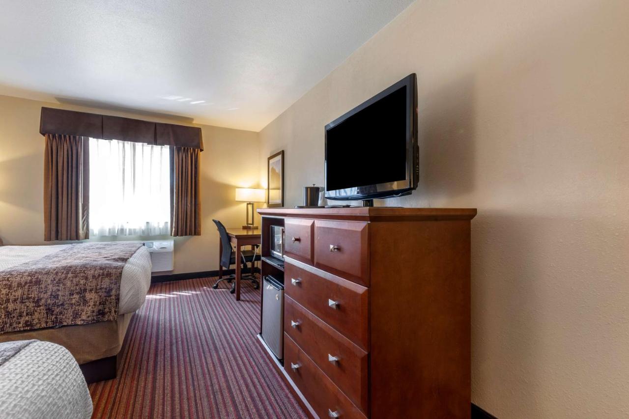 Queen Room with Two Queen Beds - Non-Smoking at Best Western Plus Sparta Trail Lodge