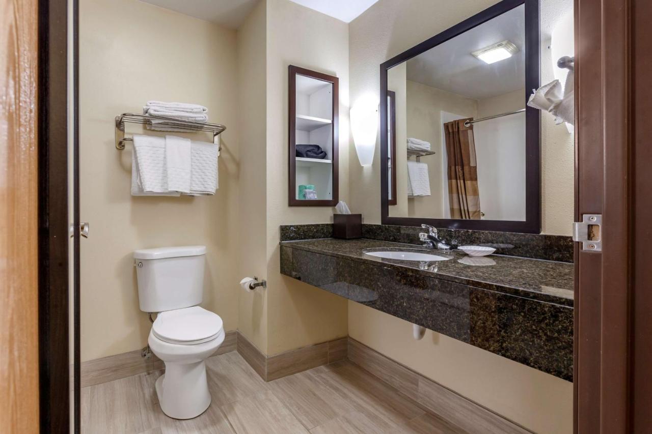 King Room with BathTub - Disability Access at Best Western Plus Sparta Trail Lodge