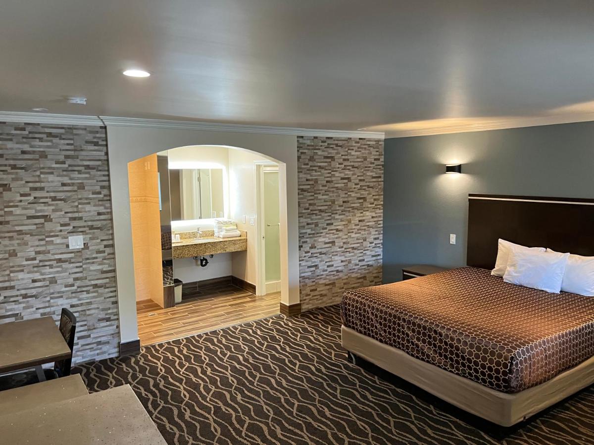 | Walnut Inn & Suites West Covina