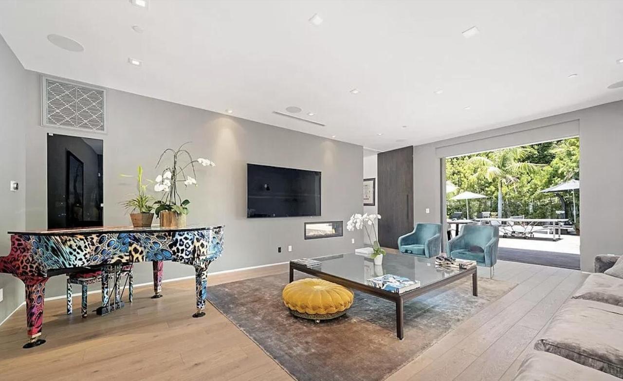  | Impeccable Modern Mansion In Beverly Hills Flats