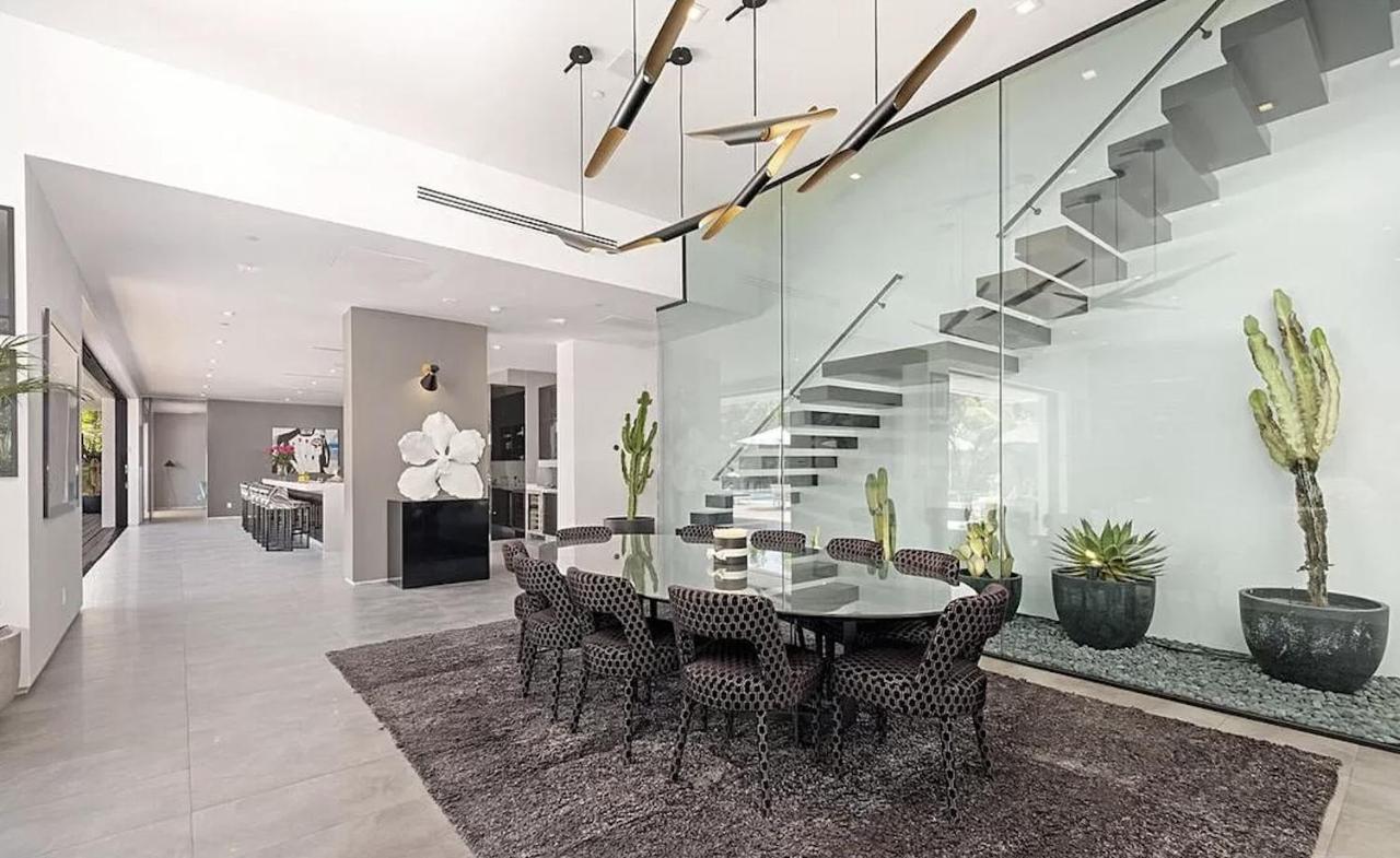  | Impeccable Modern Mansion In Beverly Hills Flats