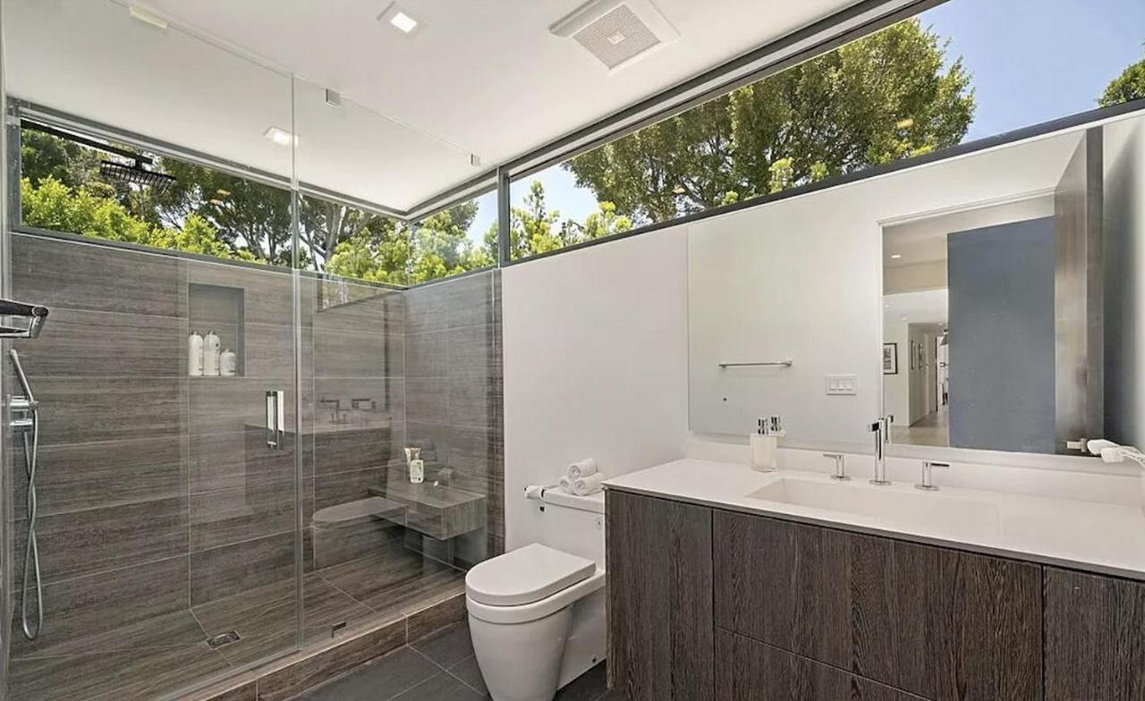  | Impeccable Modern Mansion In Beverly Hills Flats