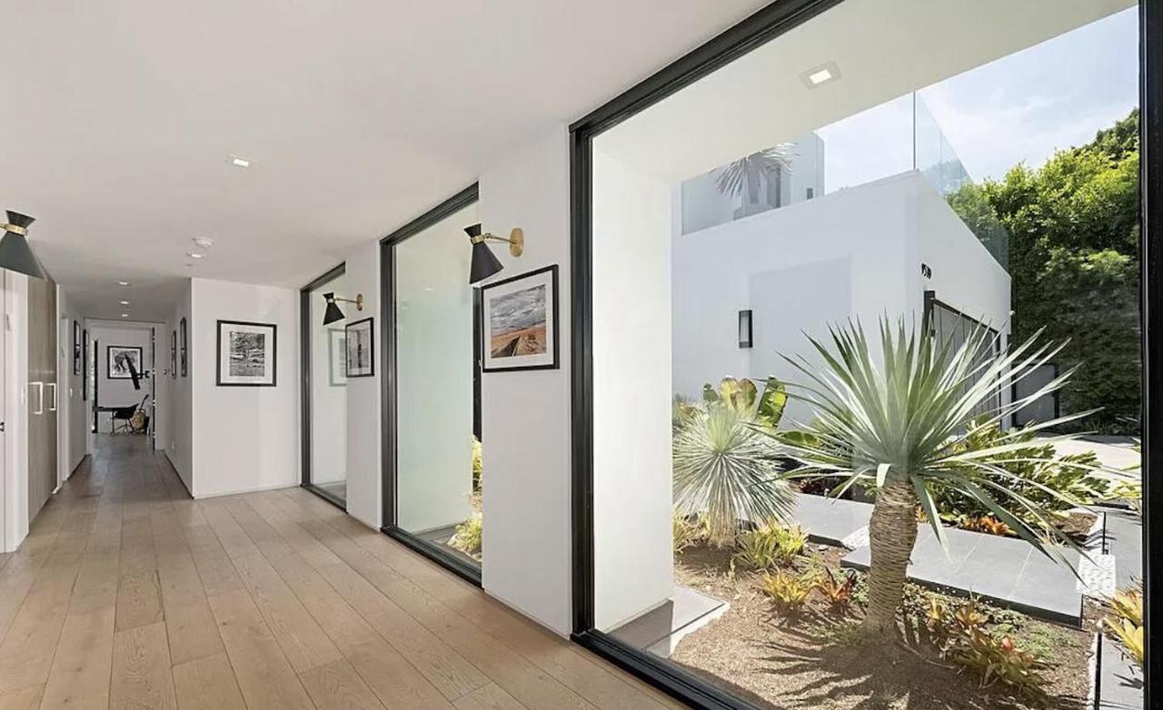  | Impeccable Modern Mansion In Beverly Hills Flats