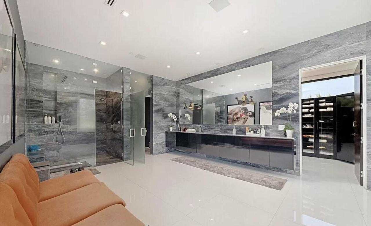  | Impeccable Modern Mansion In Beverly Hills Flats