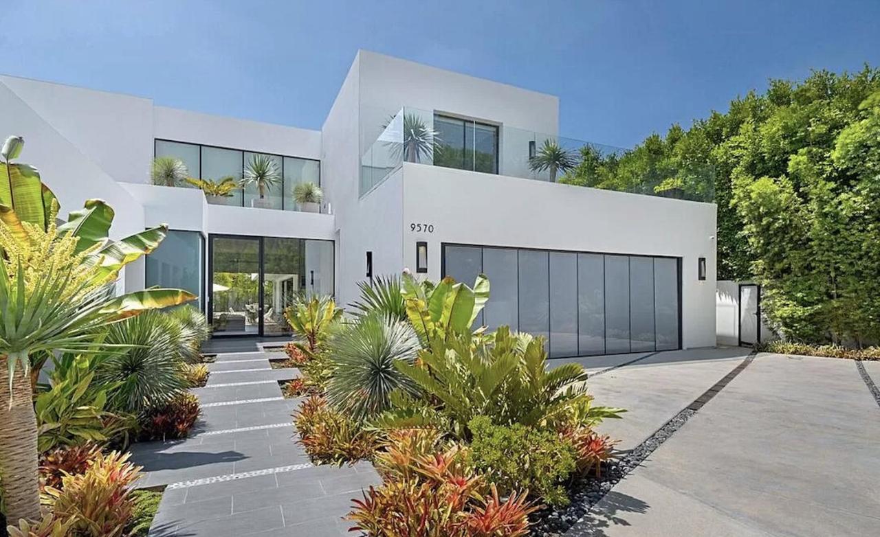  | Impeccable Modern Mansion In Beverly Hills Flats