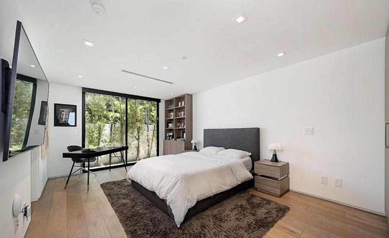  | Impeccable Modern Mansion In Beverly Hills Flats