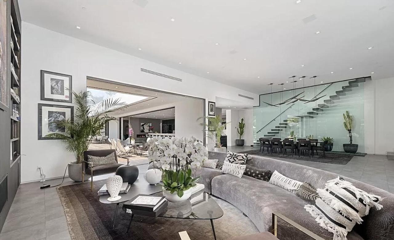  | Impeccable Modern Mansion In Beverly Hills Flats