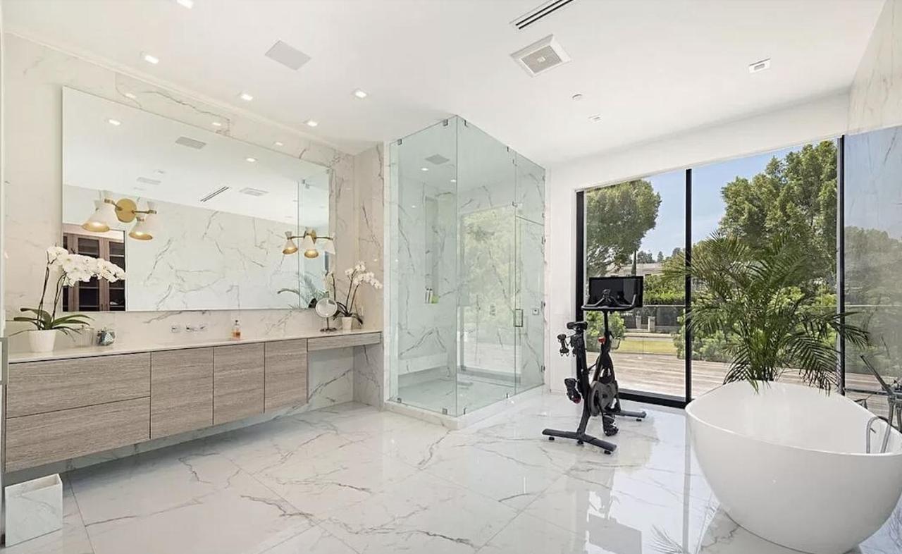  | Impeccable Modern Mansion In Beverly Hills Flats