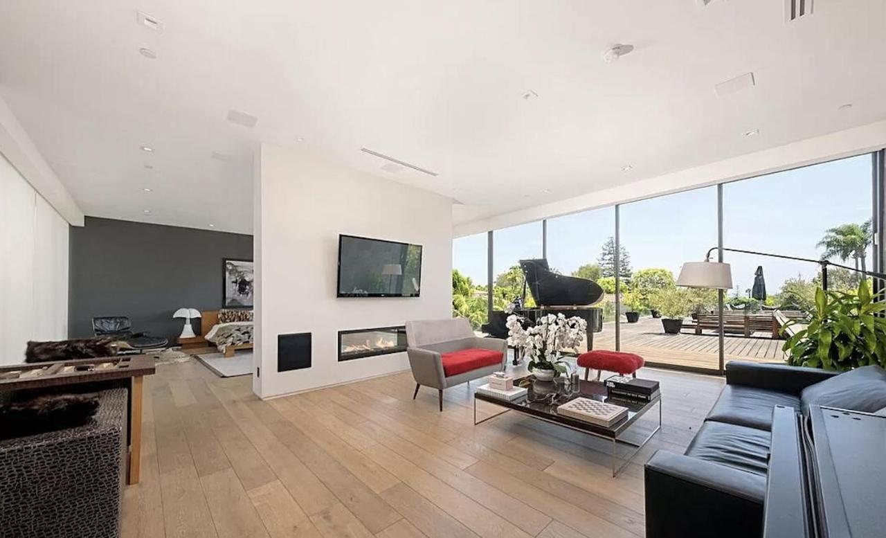  | Impeccable Modern Mansion In Beverly Hills Flats