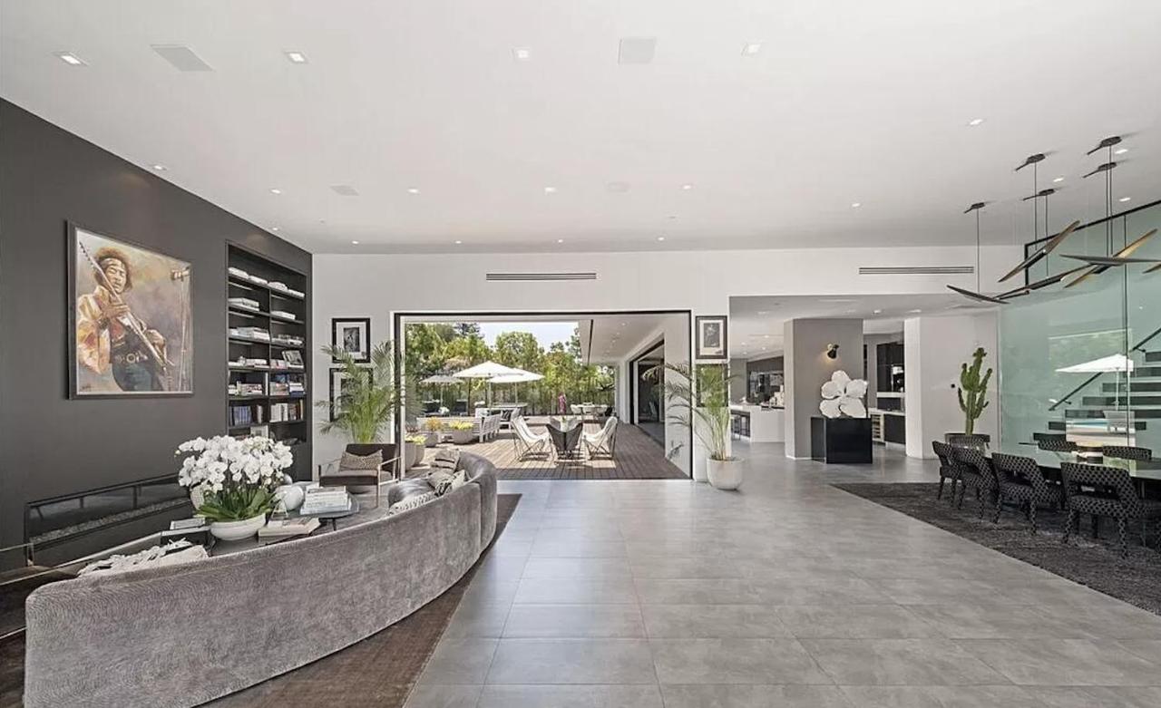  | Impeccable Modern Mansion In Beverly Hills Flats