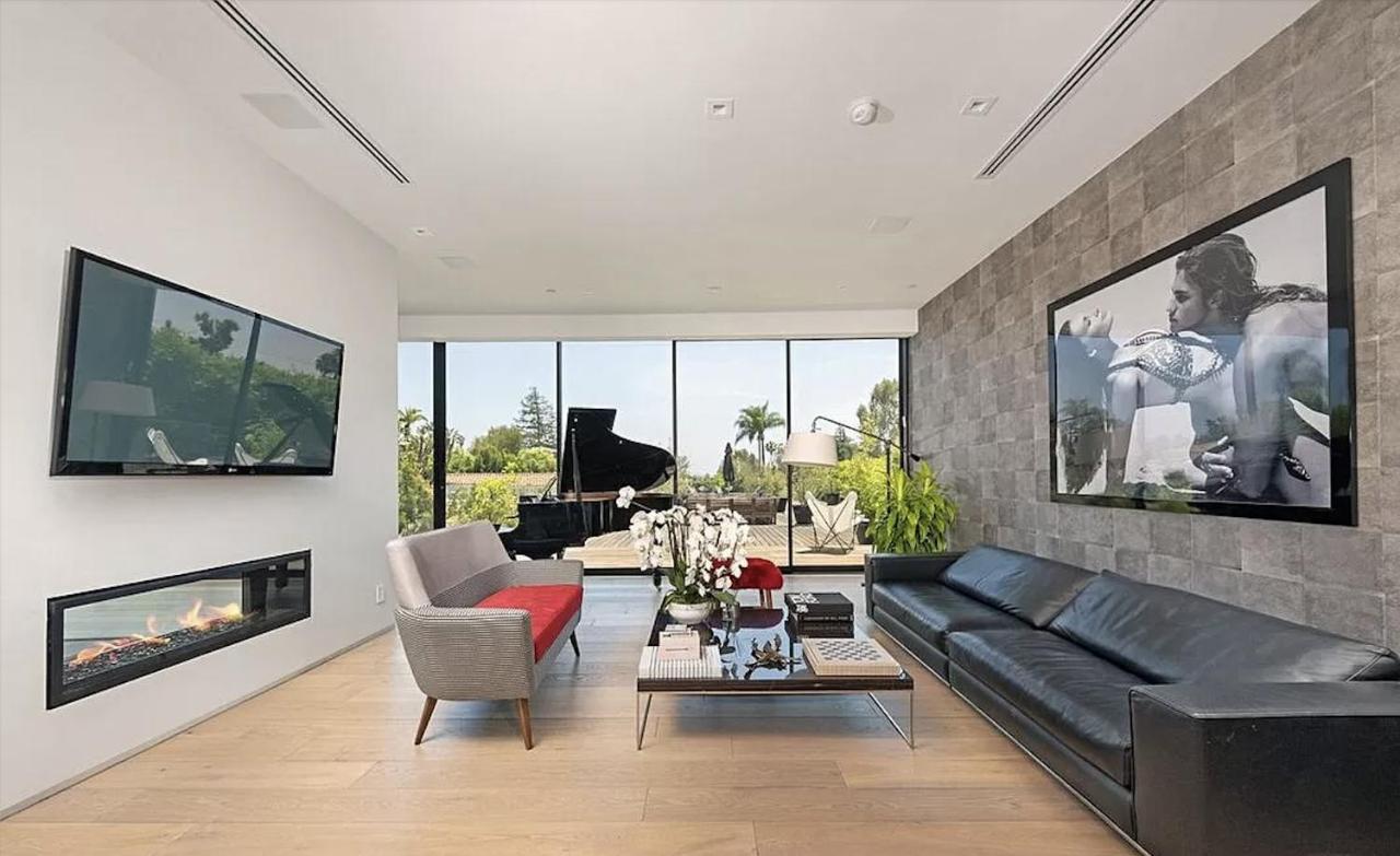  | Impeccable Modern Mansion In Beverly Hills Flats