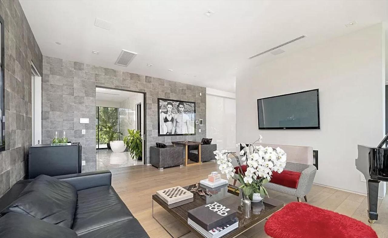  | Impeccable Modern Mansion In Beverly Hills Flats