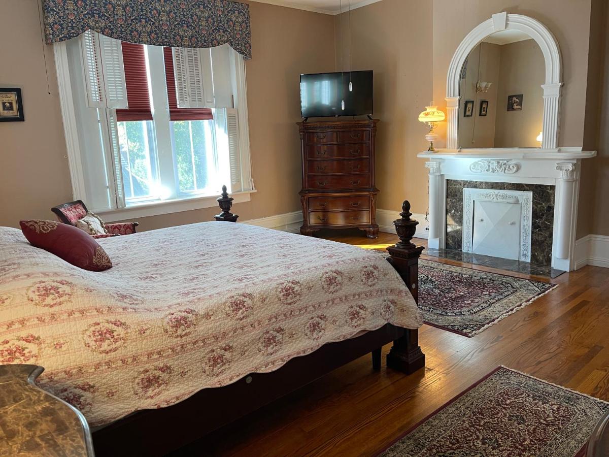 | Chez Lindsey Bed & Breakfast