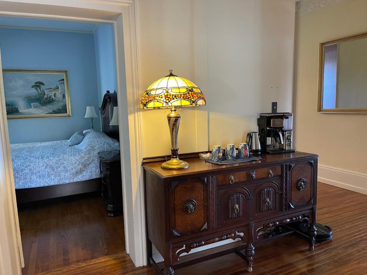 | Chez Lindsey Bed & Breakfast