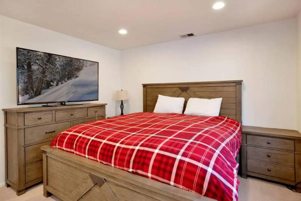 | Spacious, Private 3 bedroom Chalet with Hot Tub!