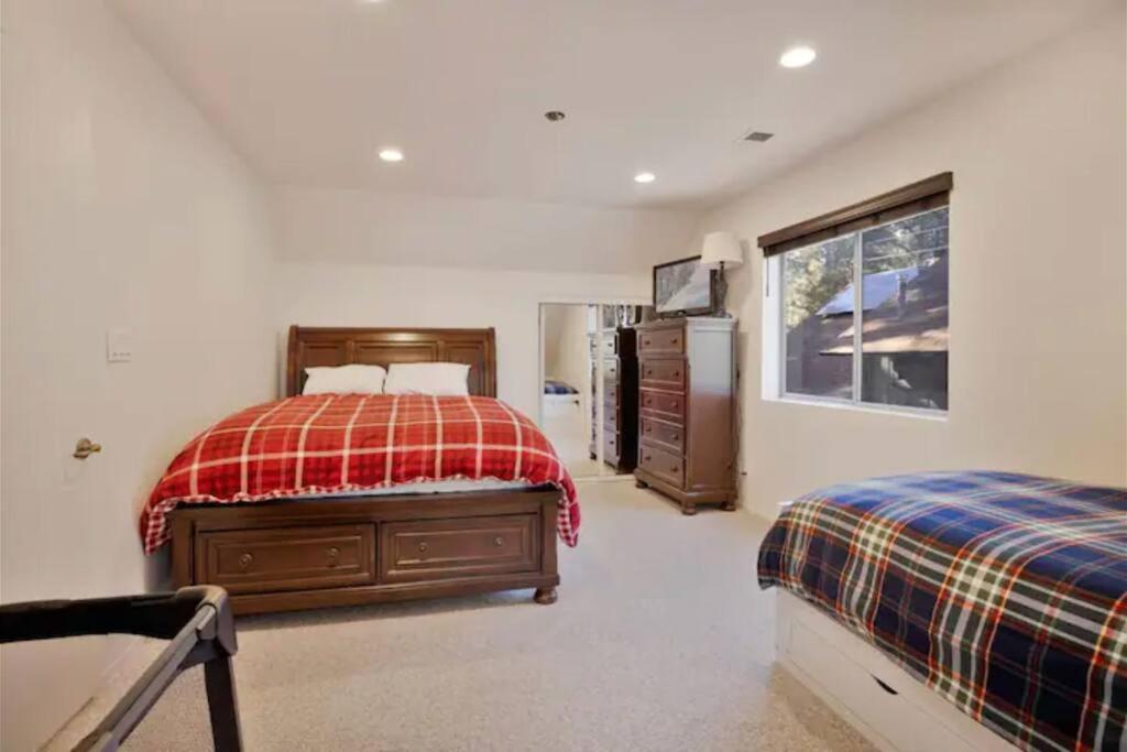  | Spacious, Private 3 bedroom Chalet with Hot Tub!