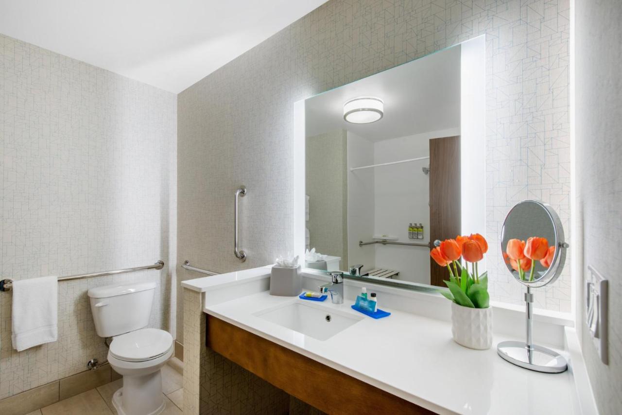 King Room with Hearing Accessible Roll-In Shower - Non-Smoking at Holiday Inn Express & Suites Ruskin by IHG