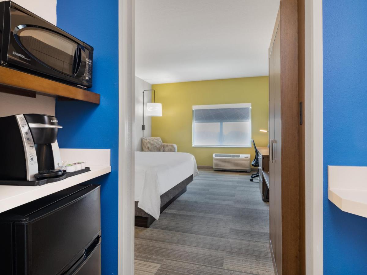 King Room with Hearing Accessible Roll-In Shower - Non-Smoking at Holiday Inn Express & Suites Ruskin by IHG