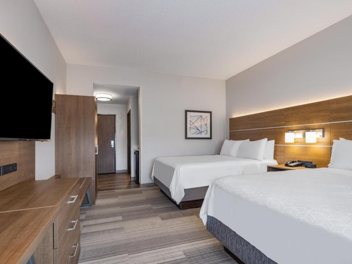 Queen Suite at Holiday Inn Express & Suites Ruskin by IHG