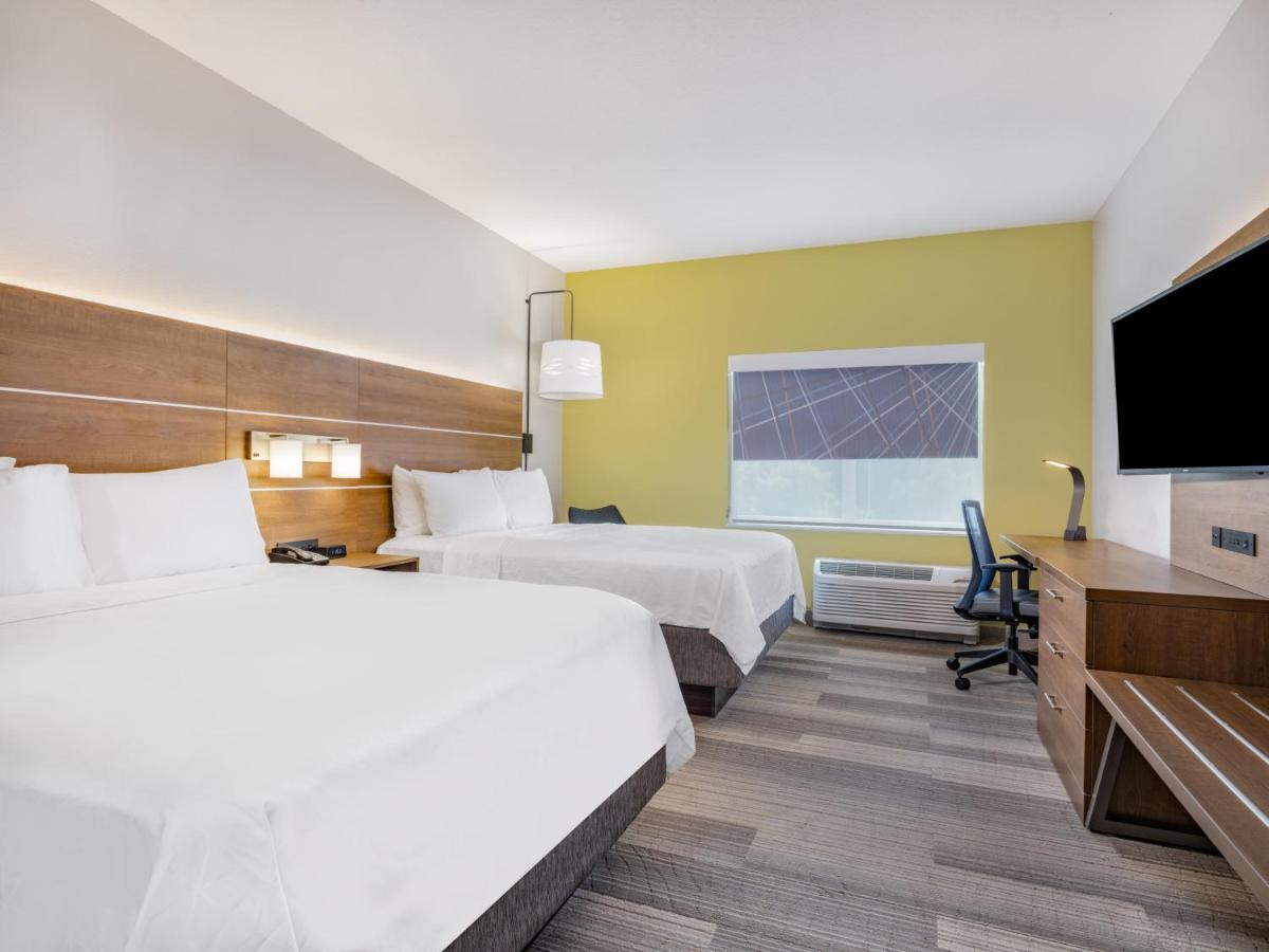 Queen Room at Holiday Inn Express & Suites Ruskin by IHG