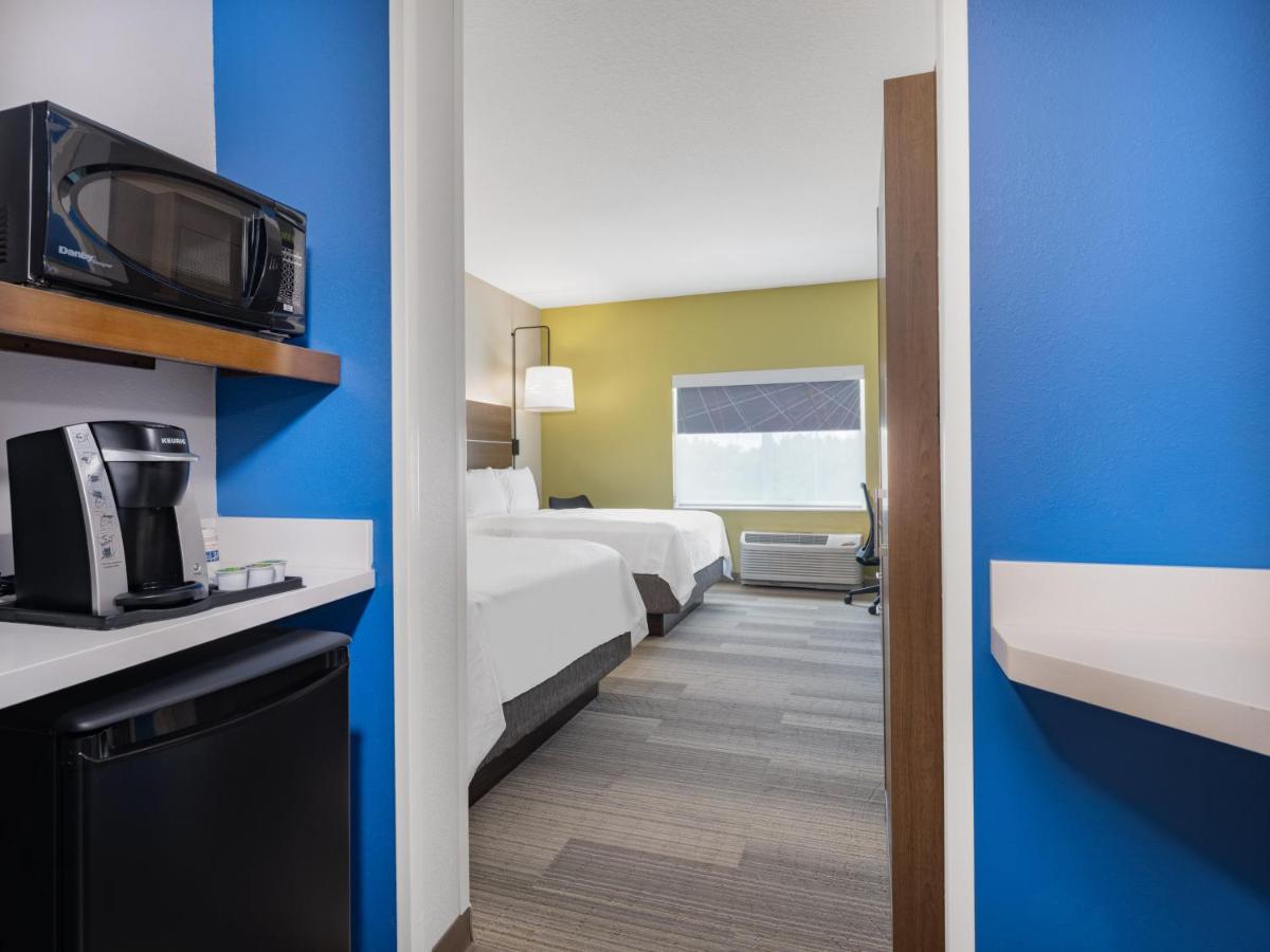 Twin Room with Mobility Accessible Trans Shower - Non-Smoking at Holiday Inn Express & Suites Ruskin by IHG