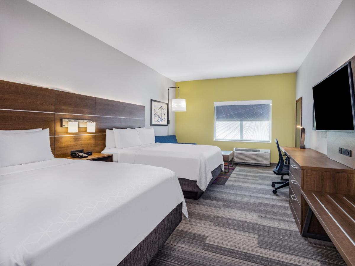 Queen Room at Holiday Inn Express & Suites Ruskin by IHG