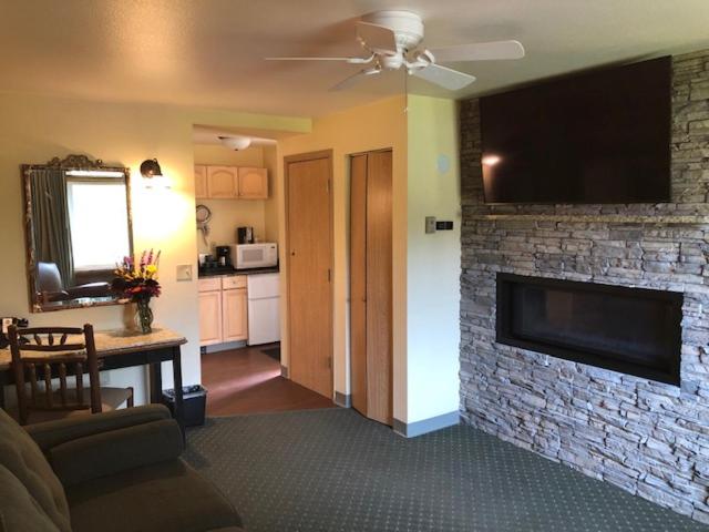 One-Bedroom Bungalow at Pike's Waterfront Lodge