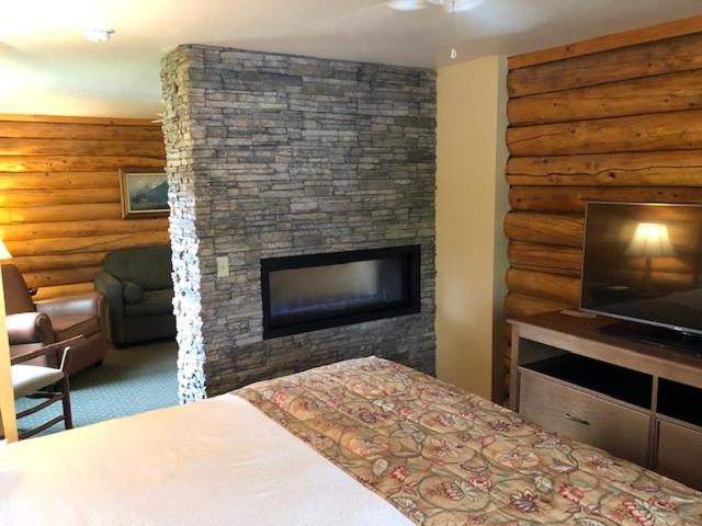 One-Bedroom Bungalow at Pike's Waterfront Lodge