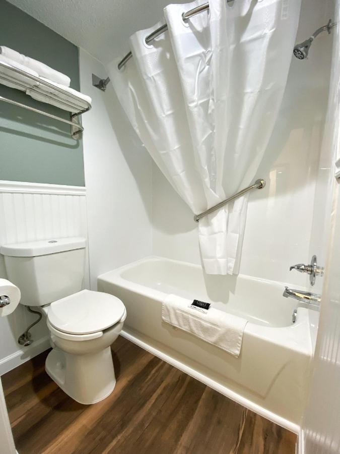  | Roadstar Hotel Zephyrhills