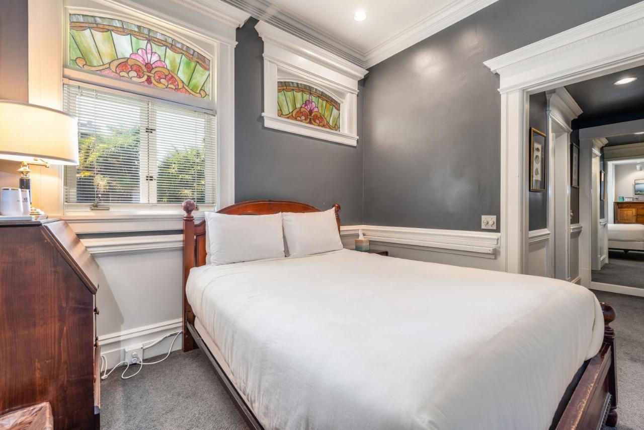 | Seattle Gaslight Inn