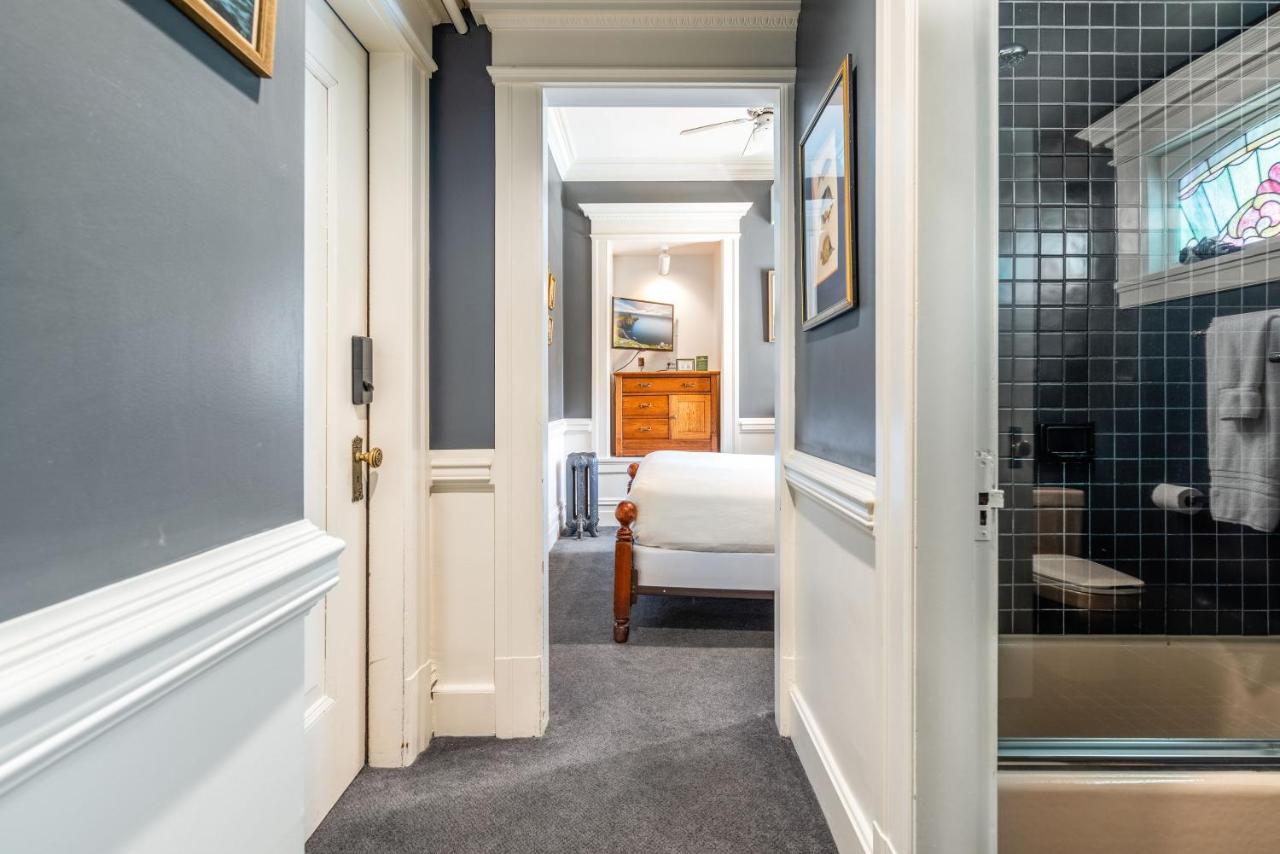 | Seattle Gaslight Inn