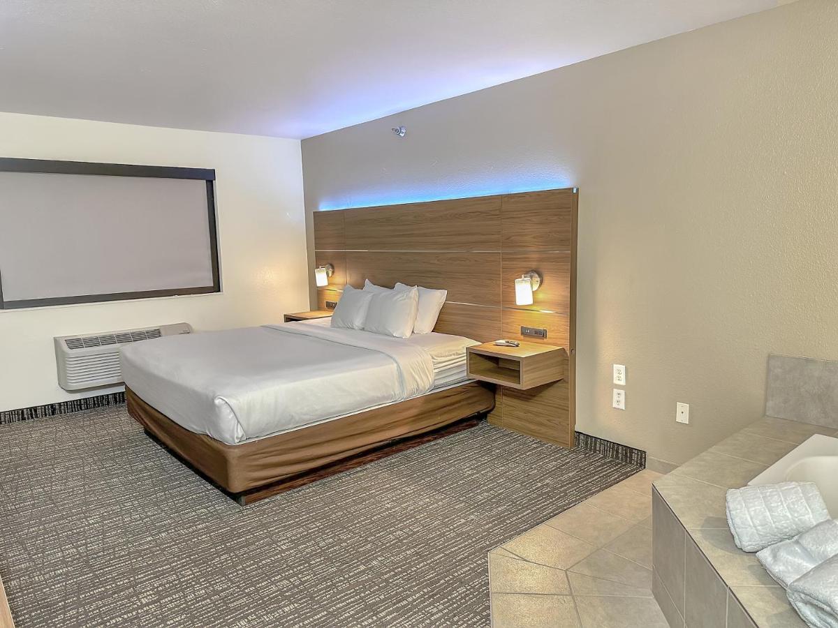 Deluxe Suite with Spa Bath at Estherville Hotel & Suites