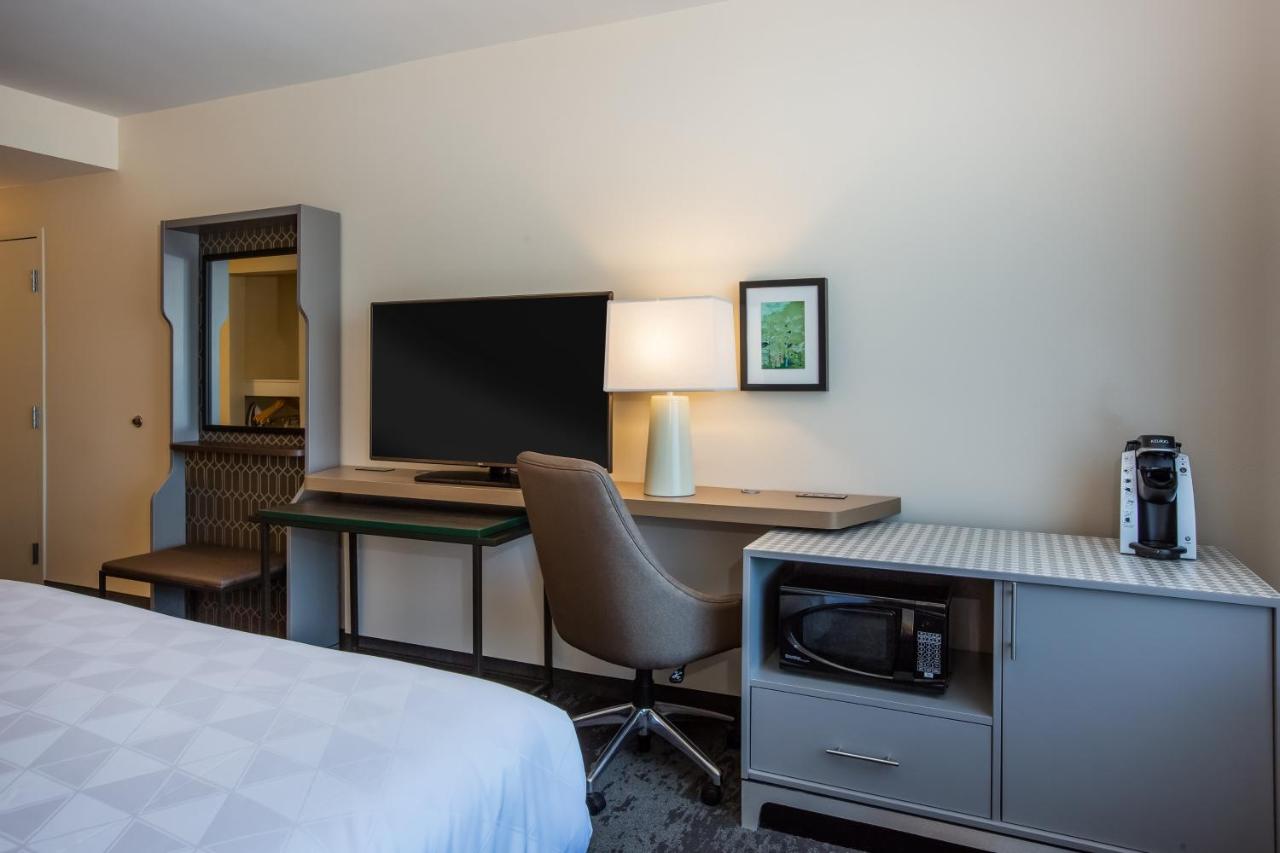 King Room - Hearing Accessible - Non-Smoking at Holiday Inn Gulfport Airport by IHG