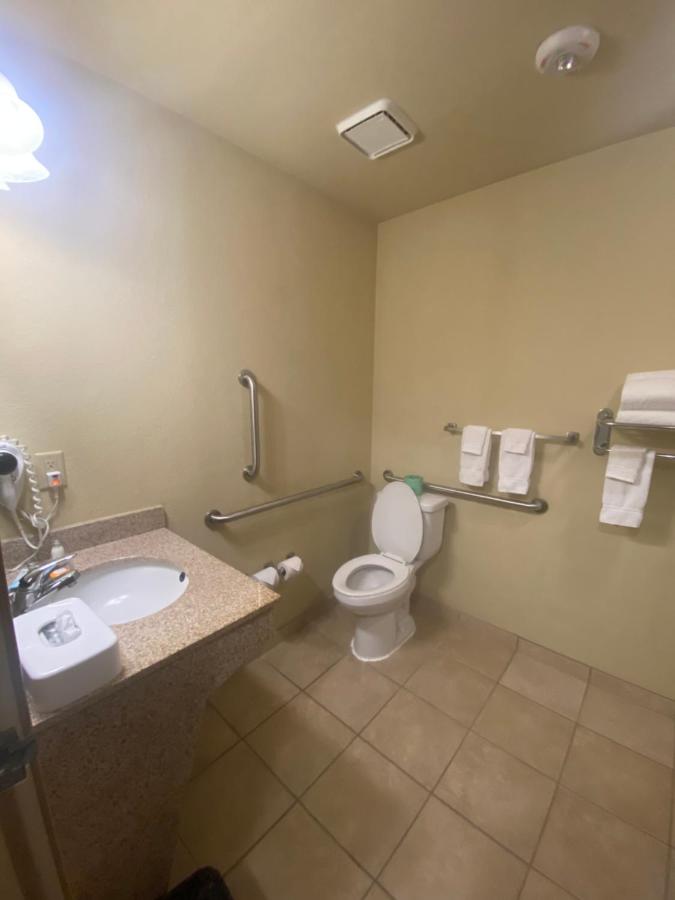 Single Room - Disability Access at Cobblestone Hotel & Suites – Broken Bow