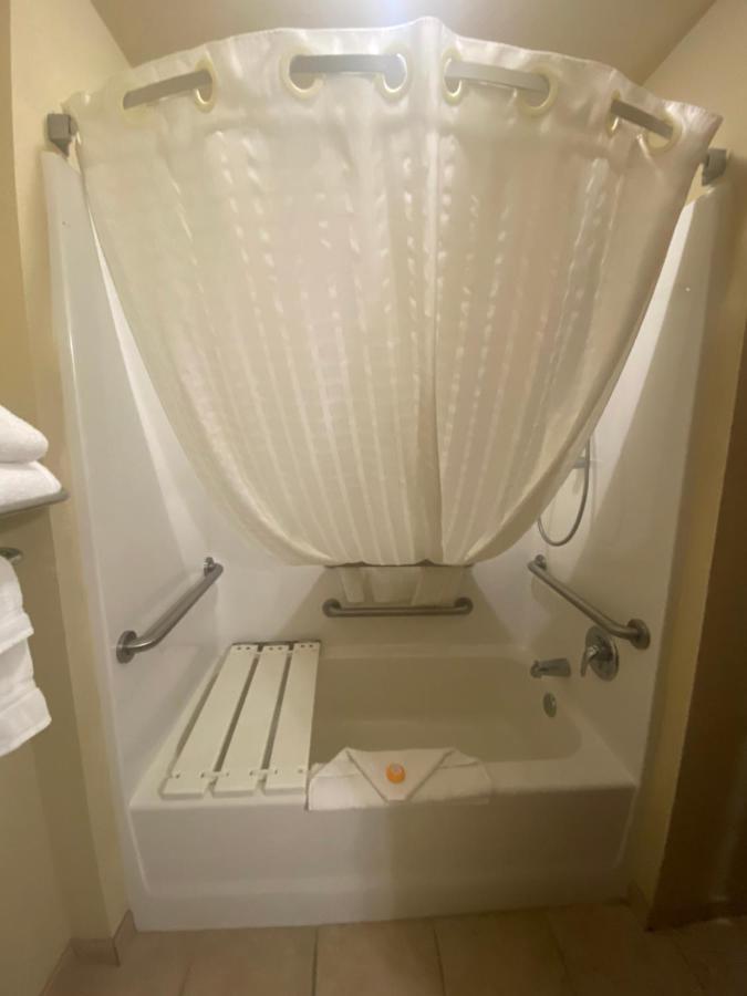 Single Room - Disability Access at Cobblestone Hotel & Suites – Broken Bow