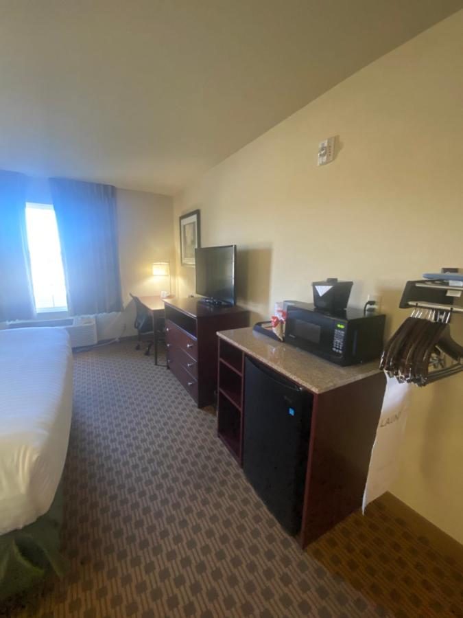 Single Room - Disability Access at Cobblestone Hotel & Suites – Broken Bow