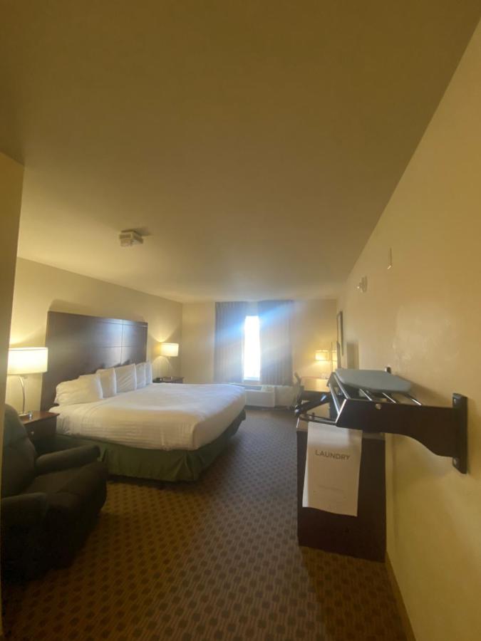 Single Room - Disability Access at Cobblestone Hotel & Suites – Broken Bow