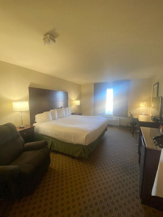 Single Room - Disability Access at Cobblestone Hotel & Suites – Broken Bow