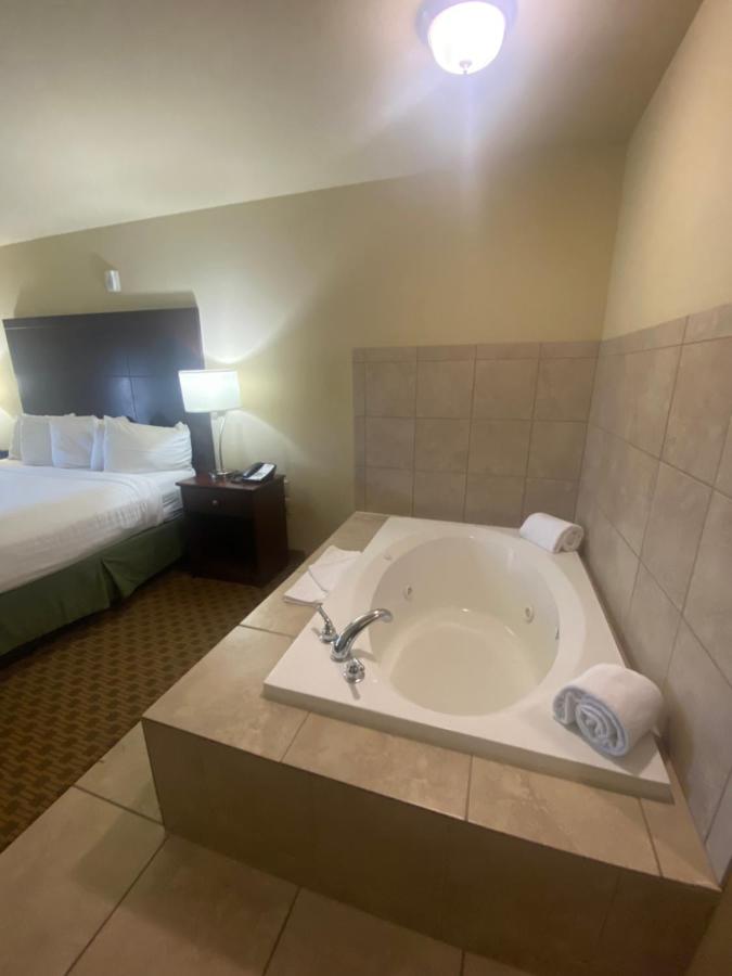 Suite at Cobblestone Hotel & Suites – Broken Bow