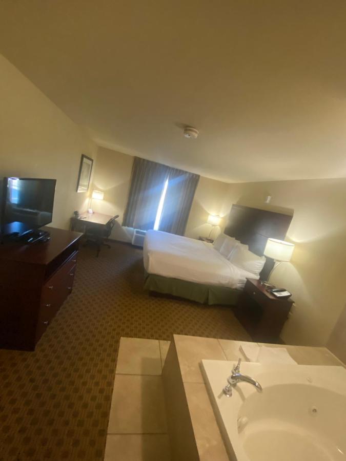 Suite at Cobblestone Hotel & Suites – Broken Bow
