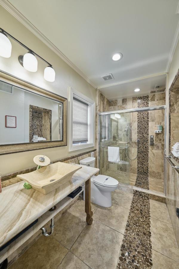 | Villa with 8 bedrooms and heated swimming pool