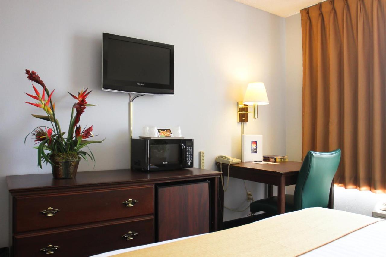 Queen Room with River View at Clover Island Inn