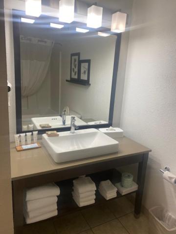 | Country Inn & Suites