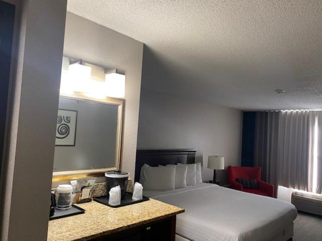 | Country Inn & Suites