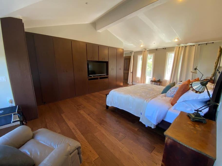 | Private 4 bedroom gated Villa with free parking