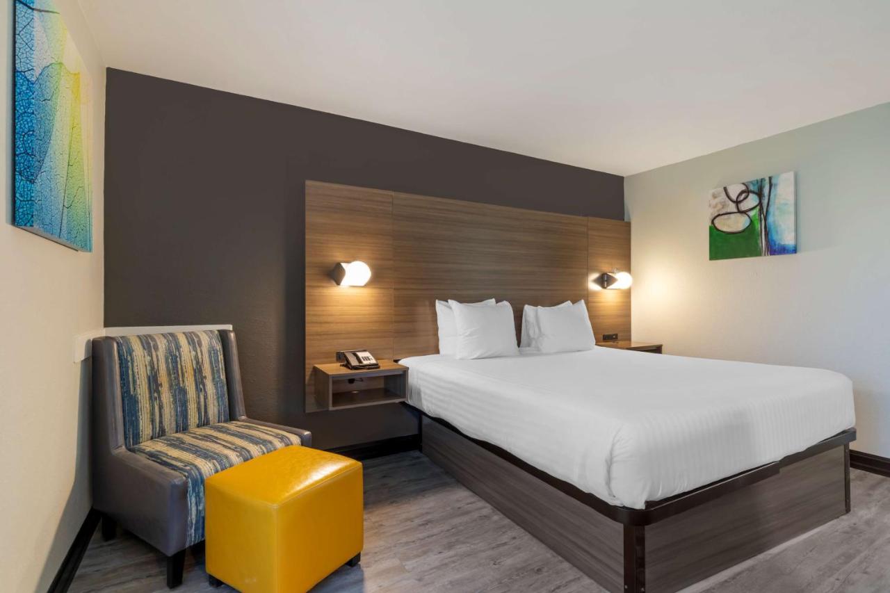 King Room with Mobility Accessible Roll-In Shower at Best Western Corpus Christi Airport Hotel