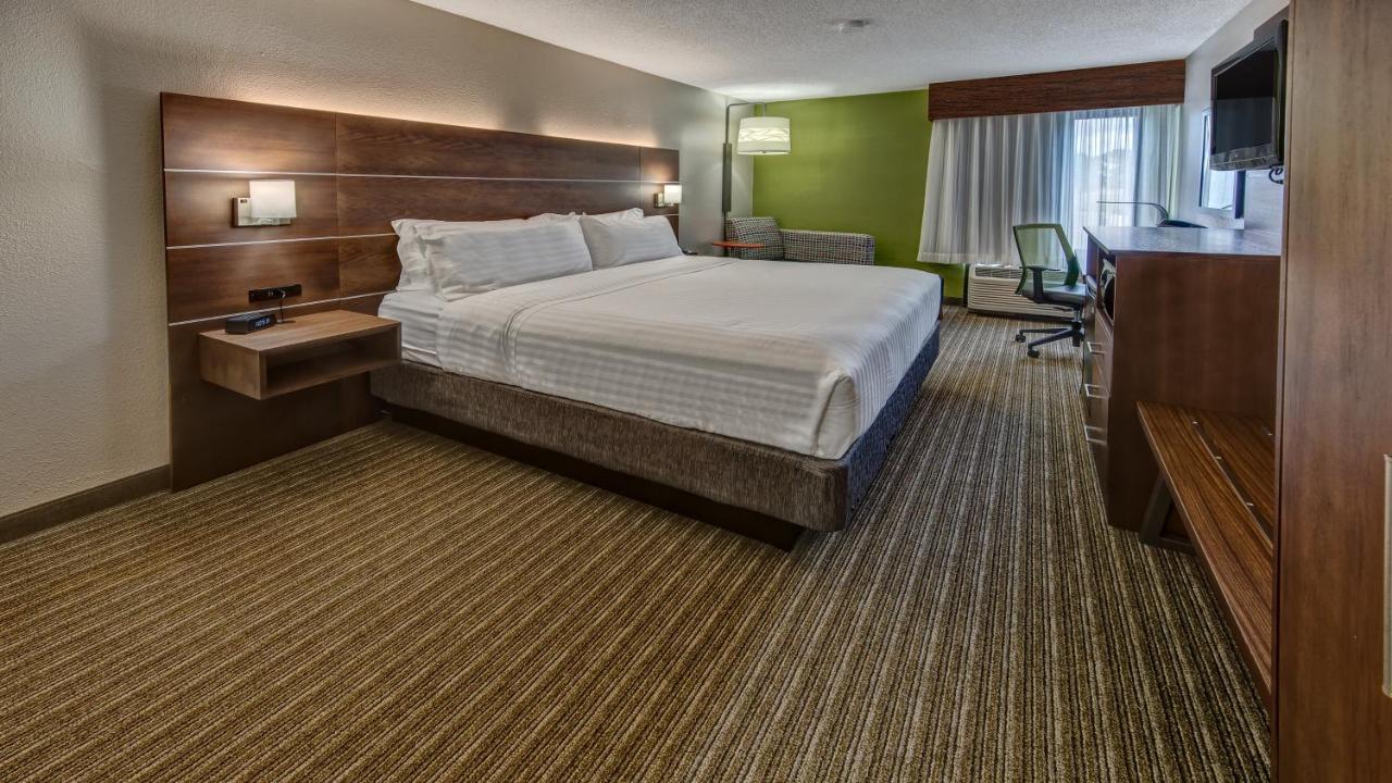 King Room - Non-Smoking at Holiday Inn Express Memphis Medical Center Midtown by IHG