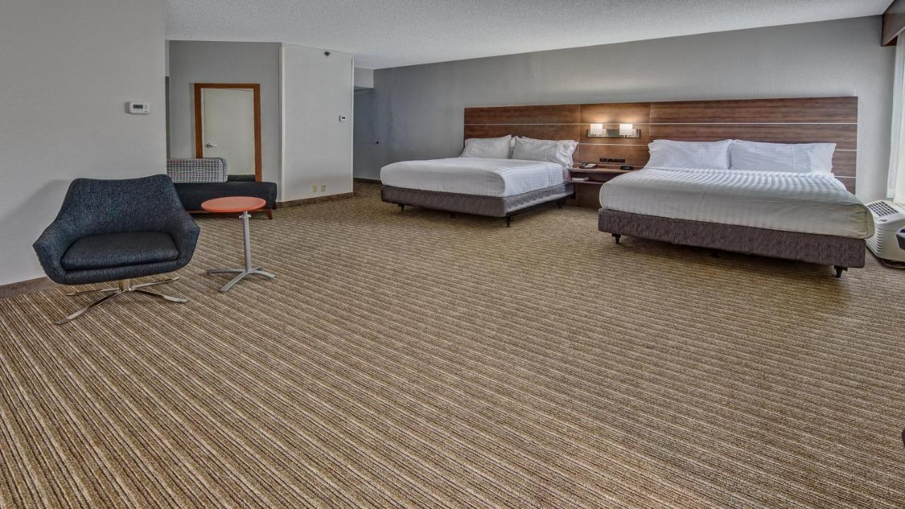 Queen Room with Two Queen Beds - Mobility Access Tub/Non-Smoking at Holiday Inn Express Memphis Medical Center Midtown by IHG