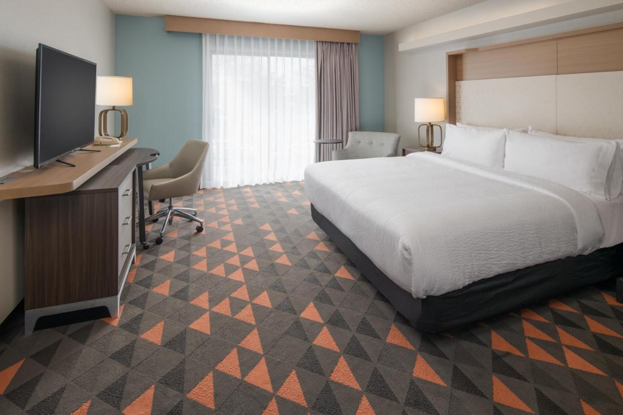 Premium King Room with Courtyard View at Holiday Inn Portland - Columbia Riverfront by IHG