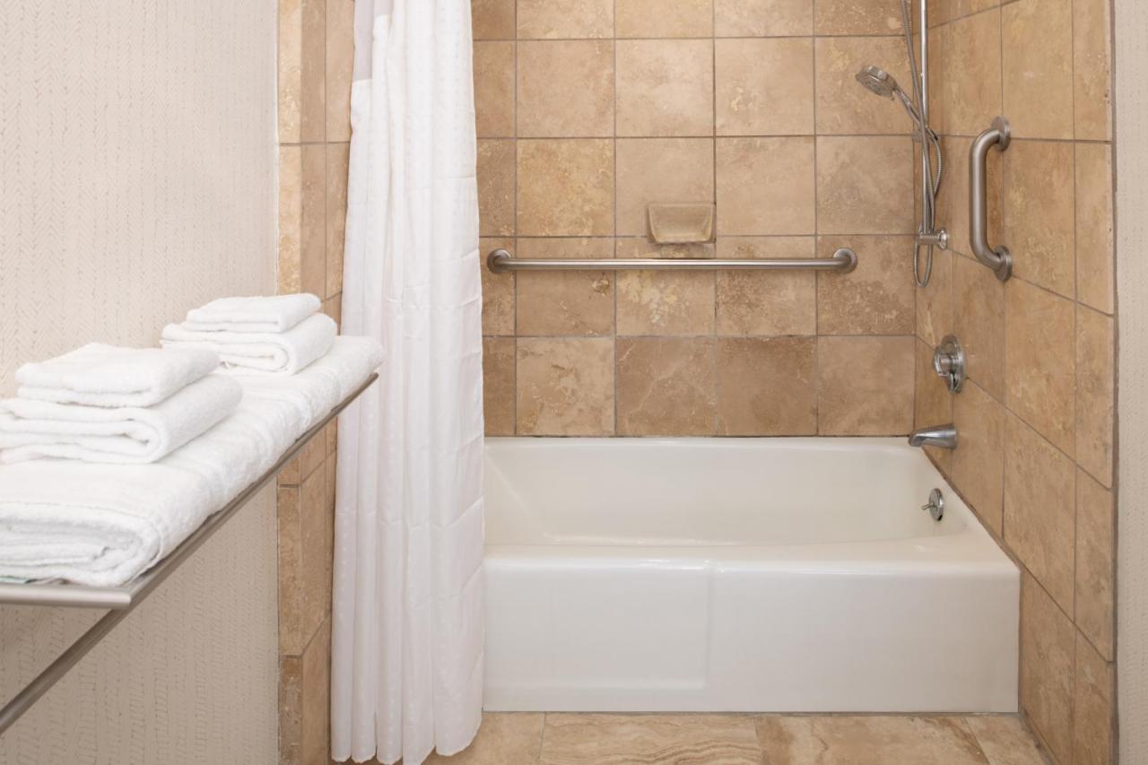 Queen Room with Two Queen Beds and Mobility Accessible Tub - Non-Smoking at Holiday Inn Portland - Columbia Riverfront by IHG